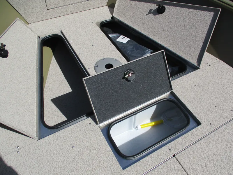 Slide: The Image of Lund 2075 Alaskan Tiller 2026 - 4