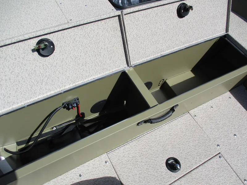 Slide: The Image of Lund 2075 Alaskan Tiller 2026 - 5