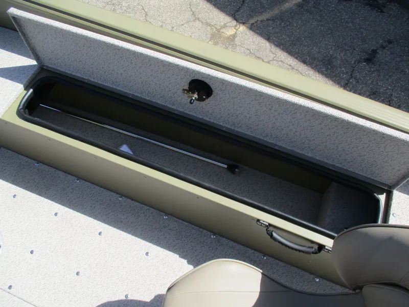 Slide: The Image of Lund 2075 Alaskan Tiller 2026 - 6