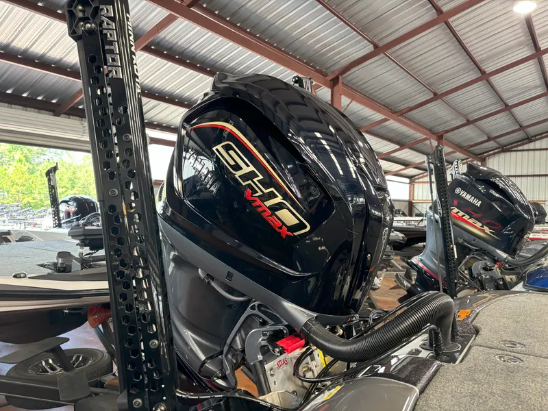 Slide: The Image of Skeeter FXR20 Limited 2025 - 17