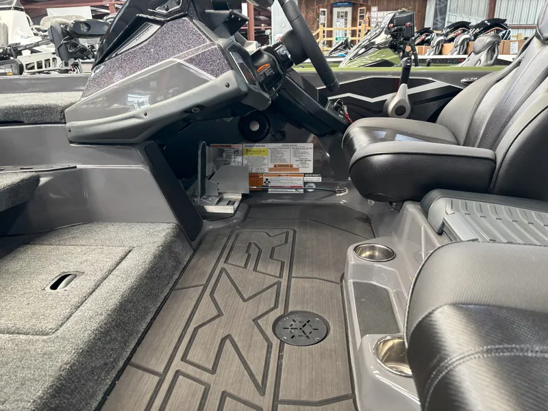 Slide: The Image of Skeeter FXR20 Limited 2025 - 7