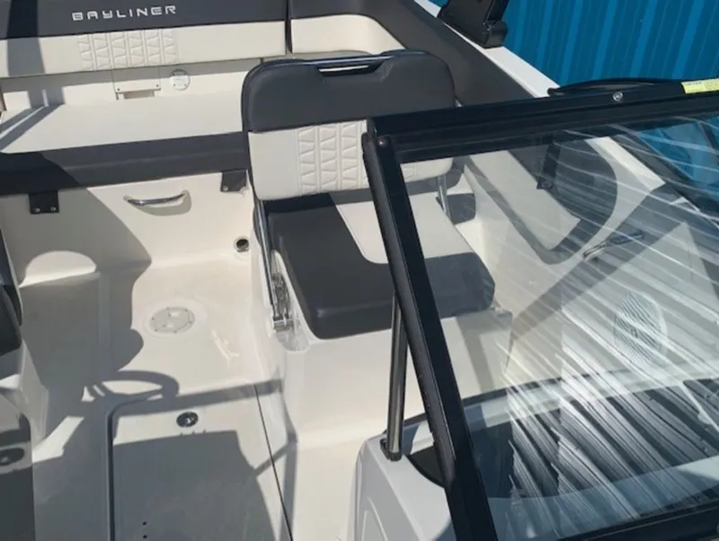 Slide: The Image of Bayliner VR5 Bowrider I/O 2021 - 10