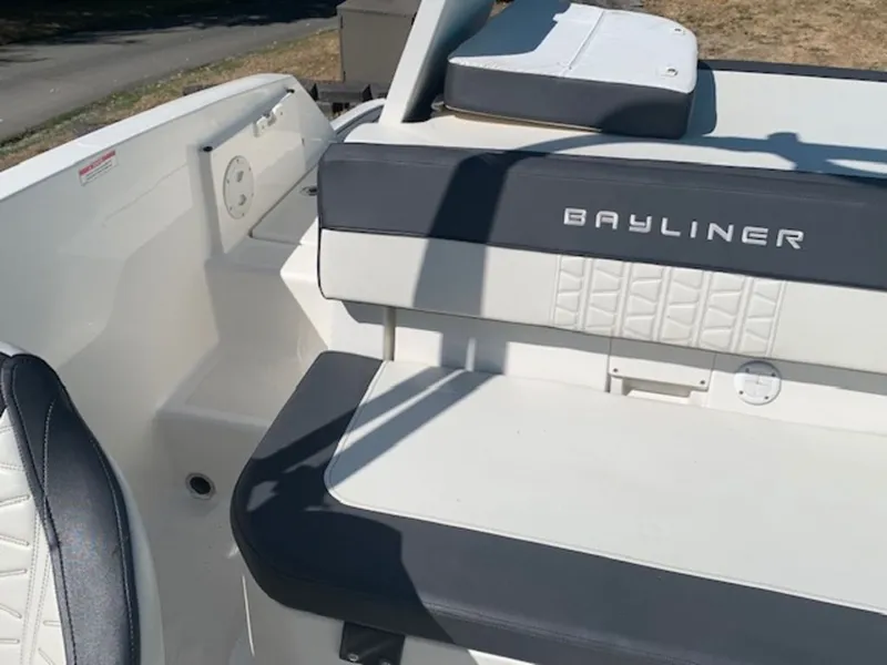 Slide: The Image of Bayliner VR5 Bowrider I/O 2021 - 11