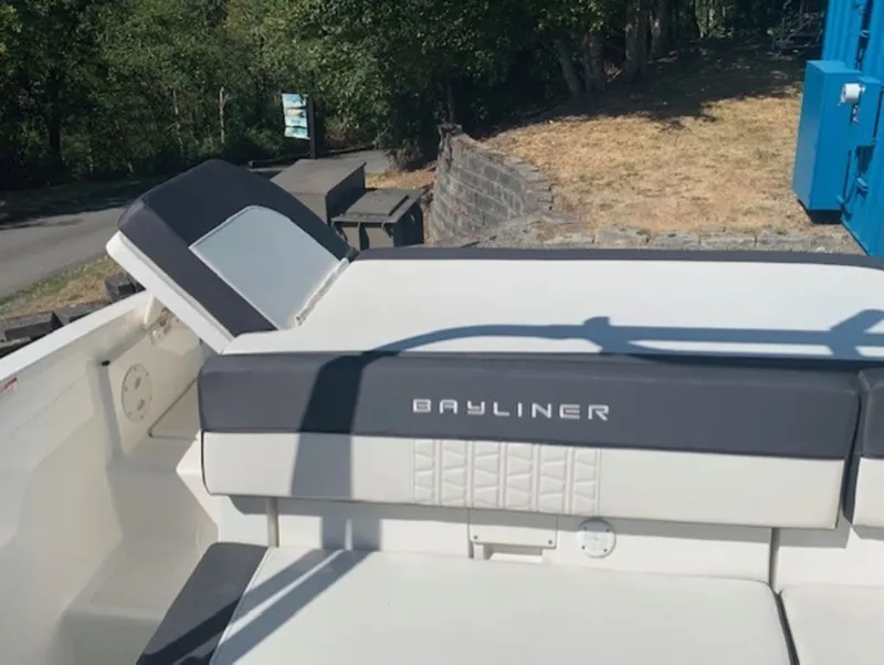 Slide: The Image of Bayliner VR5 Bowrider I/O 2021 - 12