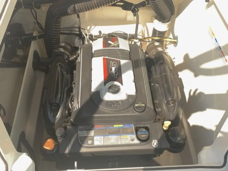 Slide: The Image of Bayliner VR5 Bowrider I/O 2021 - 13