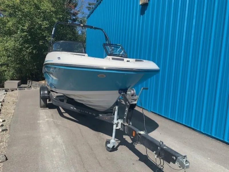 Slide: The Image of Bayliner VR5 Bowrider I/O 2021 - 3