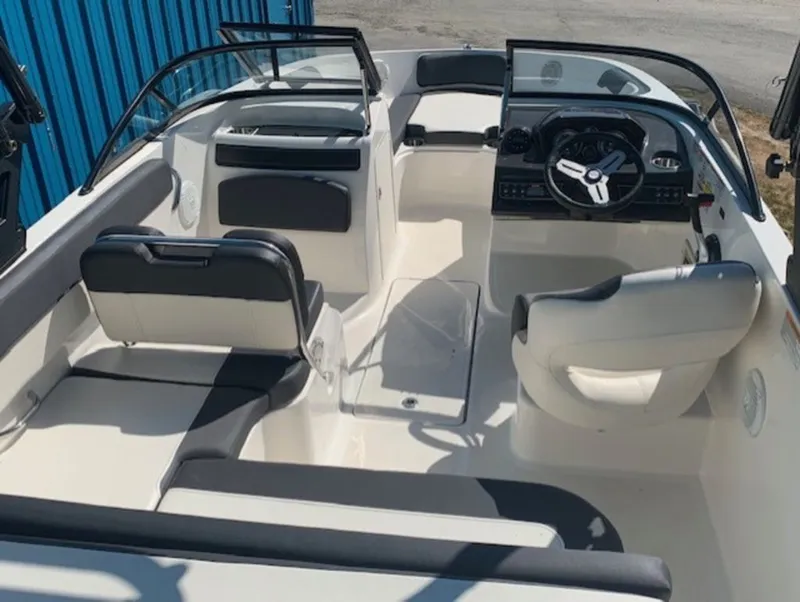 Slide: The Image of Bayliner VR5 Bowrider I/O 2021 - 4