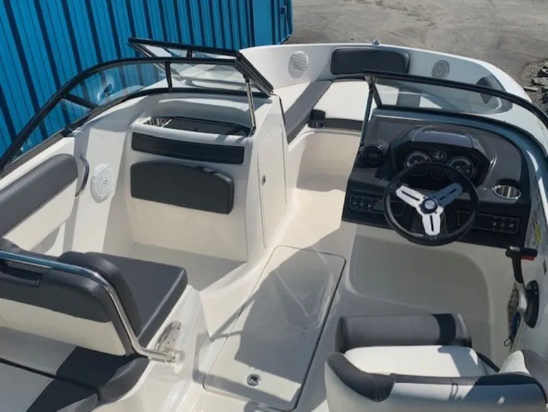 Slide: The Image of Bayliner VR5 Bowrider I/O 2021 - 5