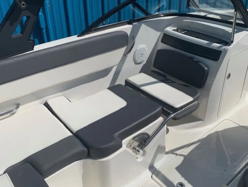 Slide: The Image of Bayliner VR5 Bowrider I/O 2021 - 6