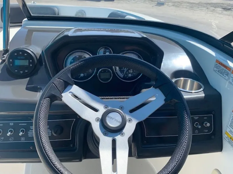 Slide: The Image of Bayliner VR5 Bowrider I/O 2021 - 7