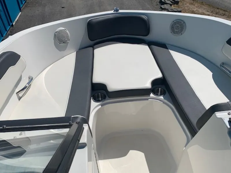 Slide: The Image of Bayliner VR5 Bowrider I/O 2021 - 8