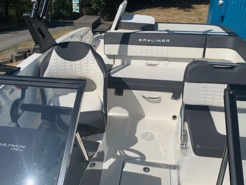 Slide: The Image of Bayliner VR5 Bowrider I/O 2021 - 9