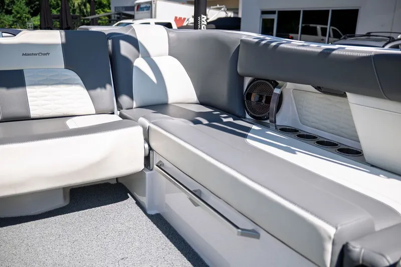 Slide: The Image of MasterCraft X24 2020 - 15