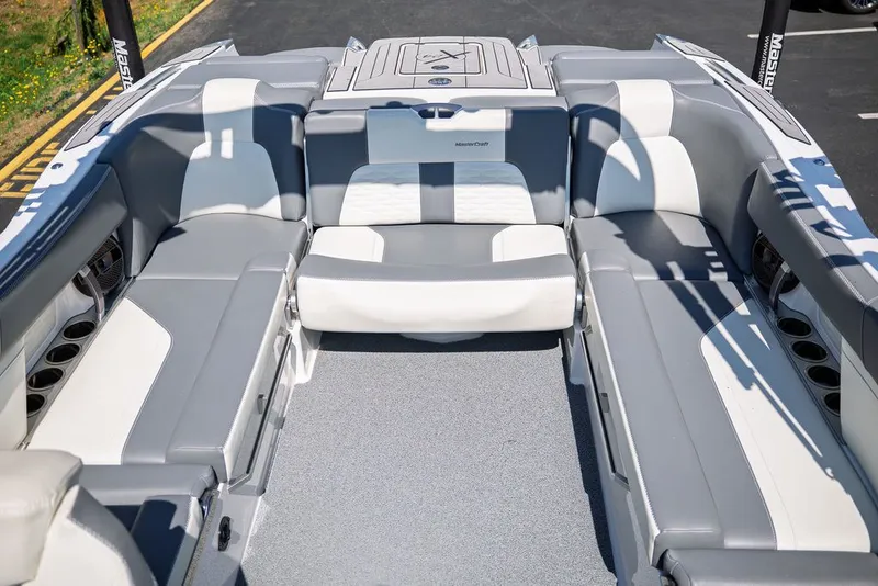 Slide: The Image of MasterCraft X24 2020 - 16