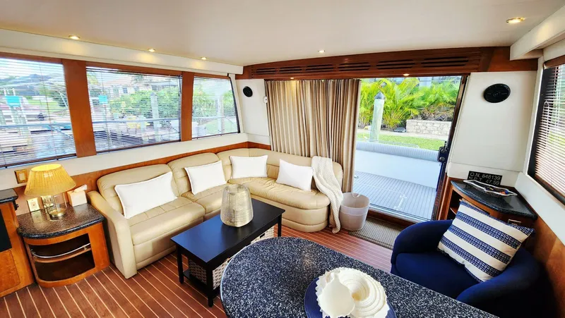 Slide: The Image of Carver 530 Voyager Pilothouse 1999 - 12