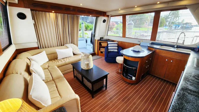 Slide: The Image of Carver 530 Voyager Pilothouse 1999 - 13