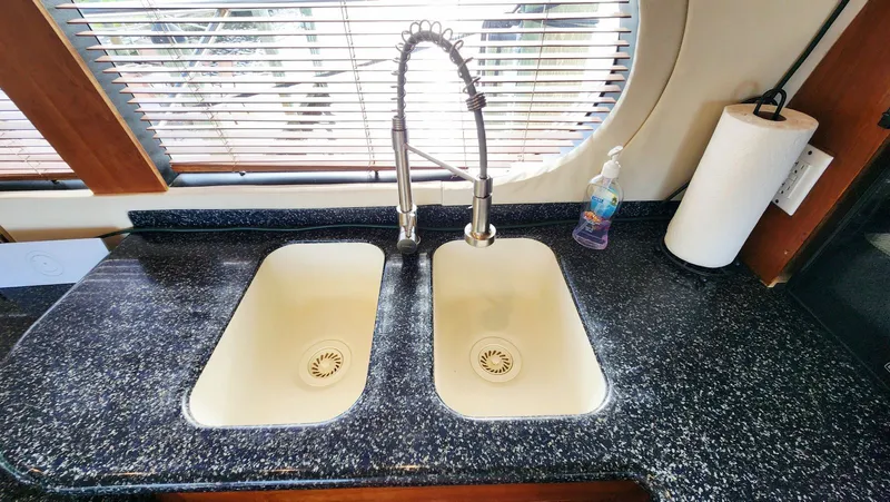 Slide: The Image of Carver 530 Voyager Pilothouse 1999 - 19