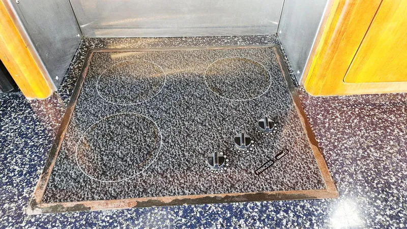 Slide: The Image of Carver 530 Voyager Pilothouse 1999 - 21