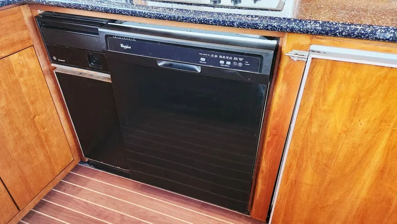 Slide: The Image of Carver 530 Voyager Pilothouse 1999 - 22