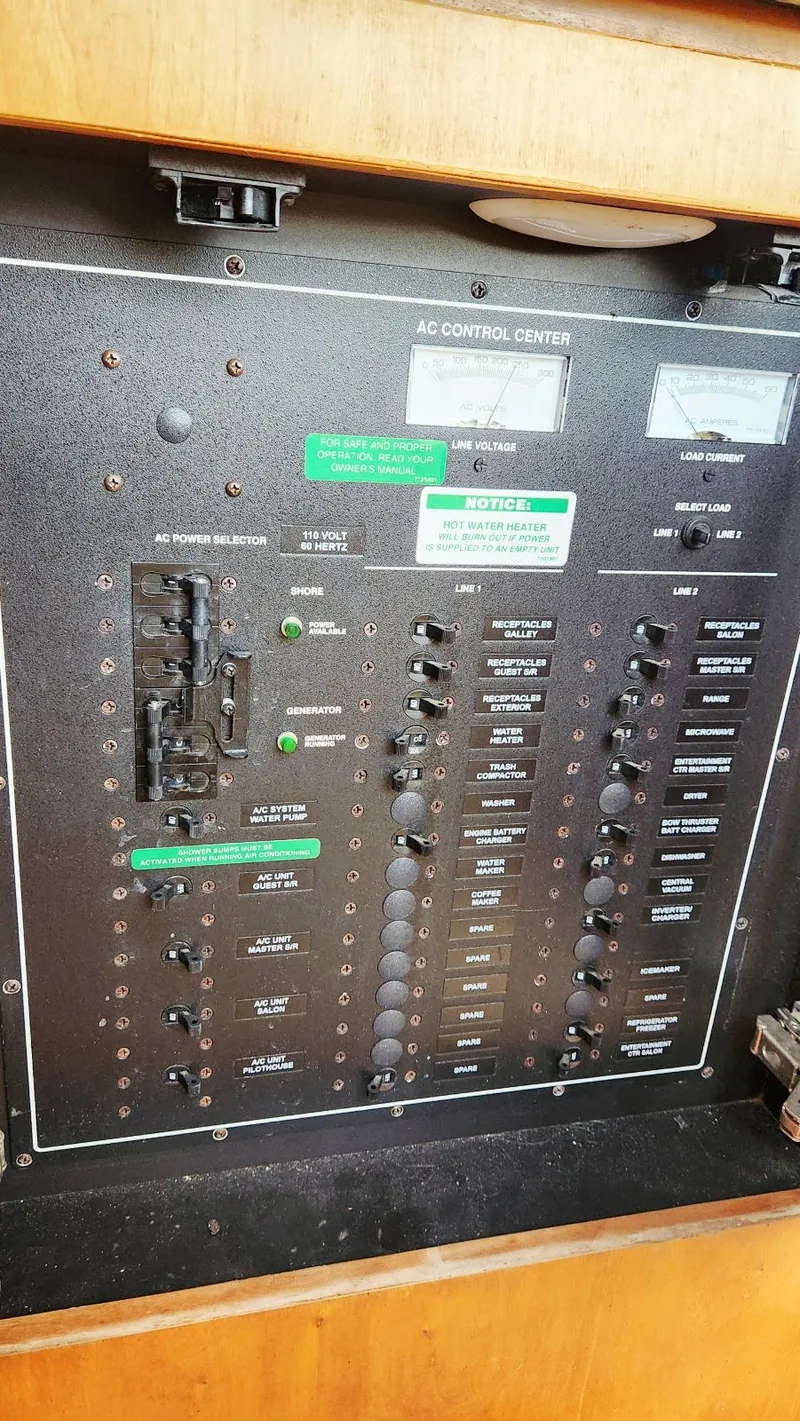 Slide: The Image of Carver 530 Voyager Pilothouse 1999 - 24