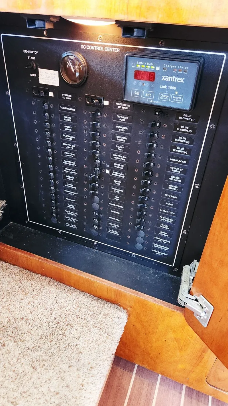 Slide: The Image of Carver 530 Voyager Pilothouse 1999 - 25