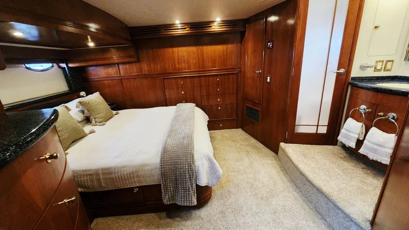 Slide: The Image of Carver 530 Voyager Pilothouse 1999 - 41