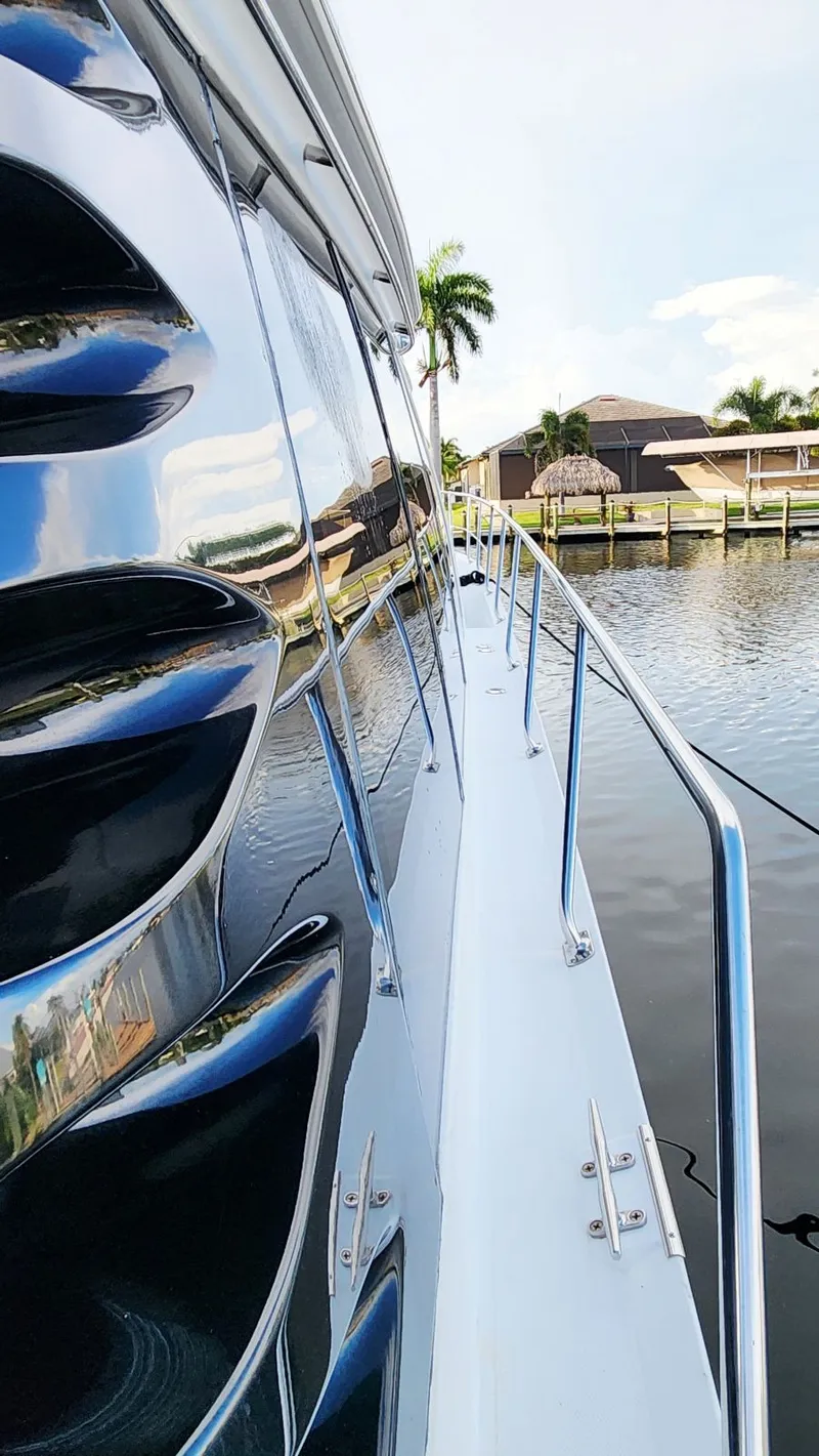 Slide: The Image of Carver 530 Voyager Pilothouse 1999 - 5