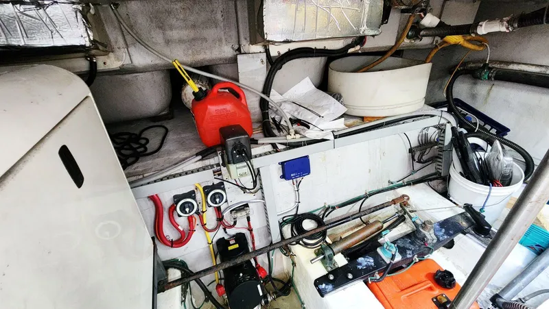 Slide: The Image of Carver 530 Voyager Pilothouse 1999 - 72