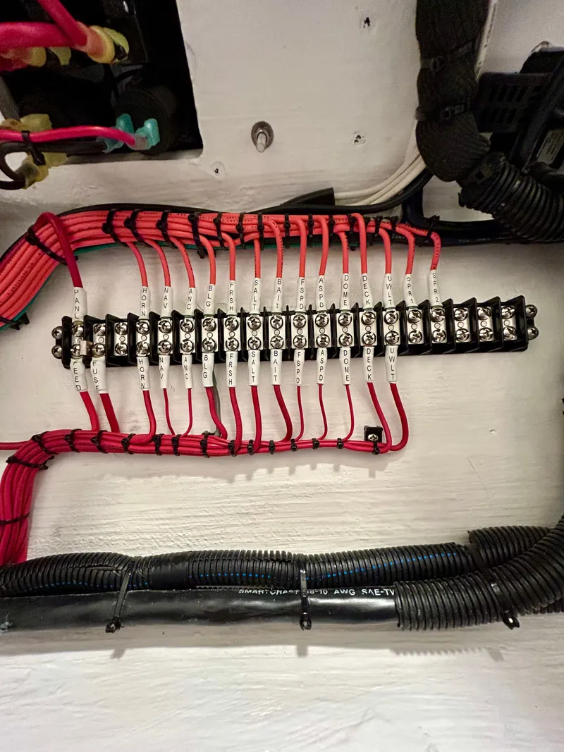 Slide: The Image of Reef Runner 230 c 2026 - 29