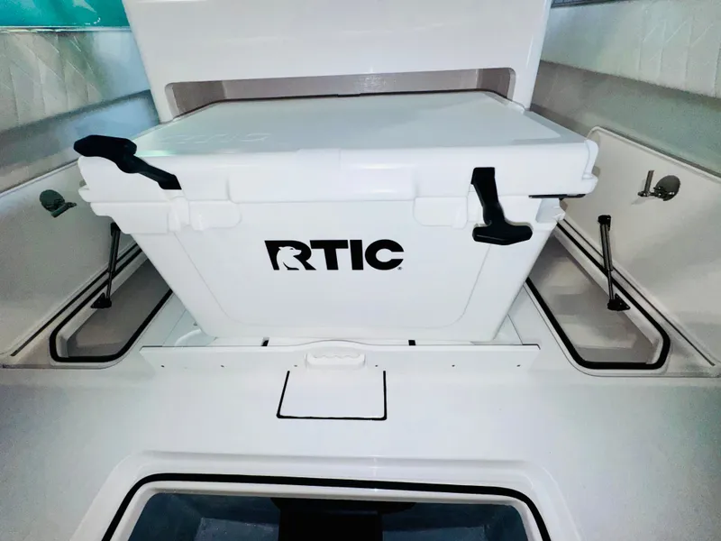 Slide: The Image of Reef Runner 230 c 2026 - 39