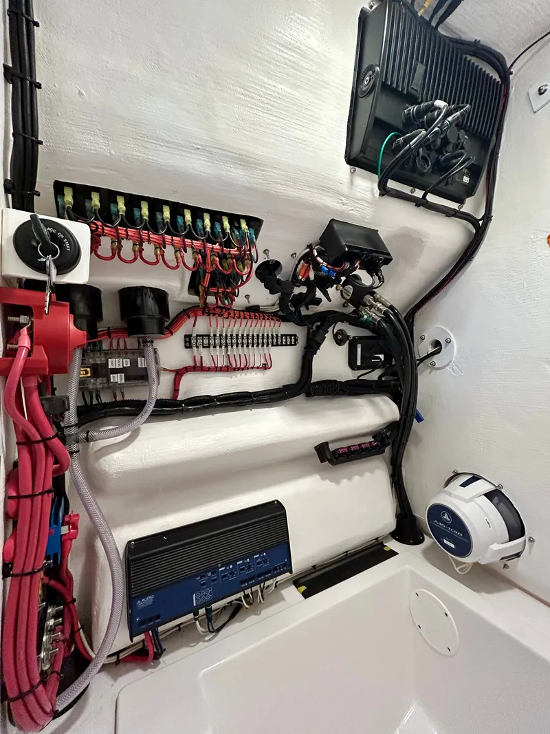 Slide: The Image of Reef Runner 230 c 2026 - 44