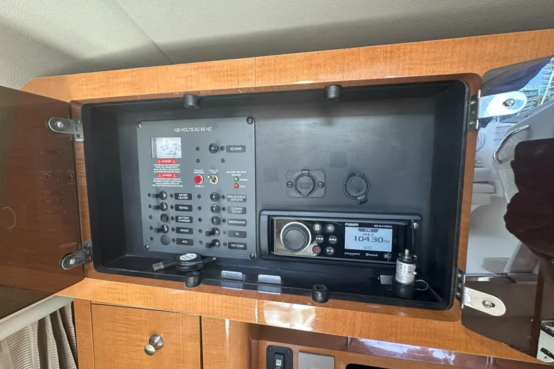 Slide: The Image of Electrical control panel and radio system in 2007 Chaparral Signature 250 boat. - 18