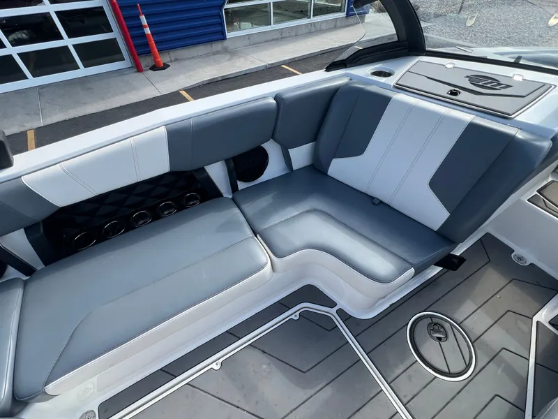 Slide: The Image of Malibu Wakesetter 21 LX 2022 - 10