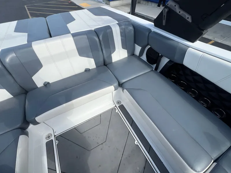 Slide: The Image of Malibu Wakesetter 21 LX 2022 - 11