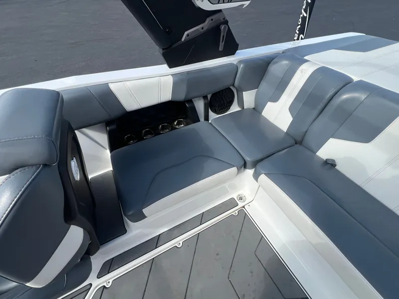 Slide: The Image of Malibu Wakesetter 21 LX 2022 - 12