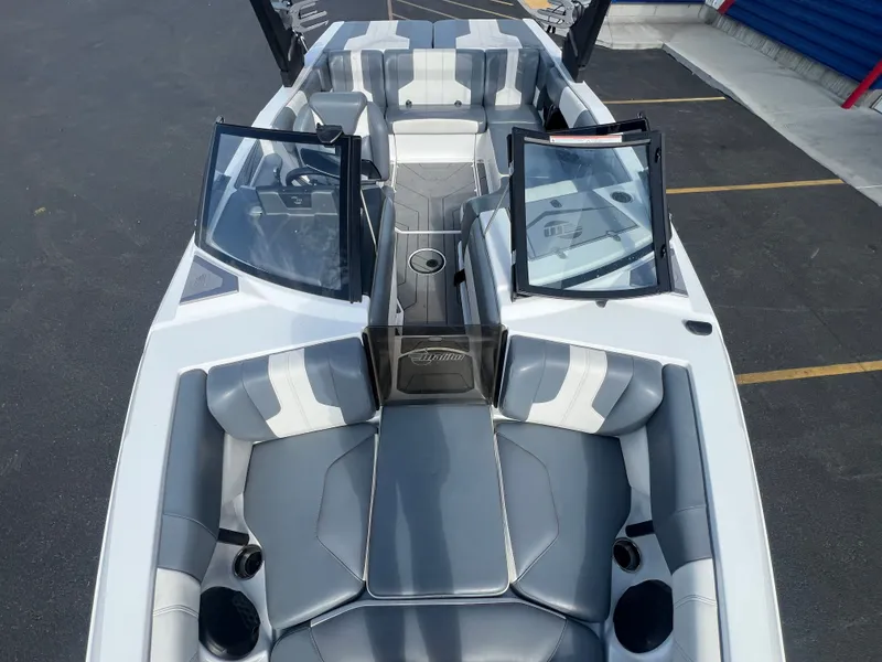 Slide: The Image of Malibu Wakesetter 21 LX 2022 - 14