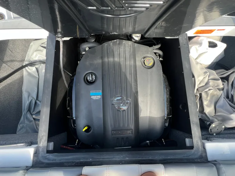 Slide: The Image of Malibu Wakesetter 21 LX 2022 - 15