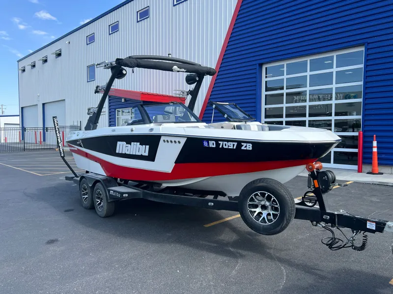 Slide: The Image of Malibu Wakesetter 21 LX 2022 - 3