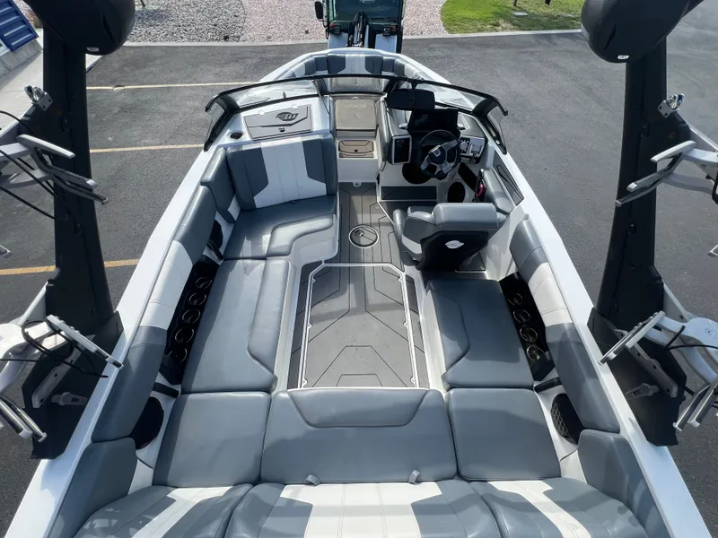Slide: The Image of Malibu Wakesetter 21 LX 2022 - 8