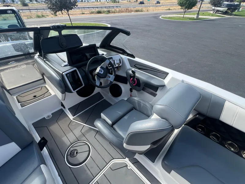 Slide: The Image of Malibu Wakesetter 21 LX 2022 - 9