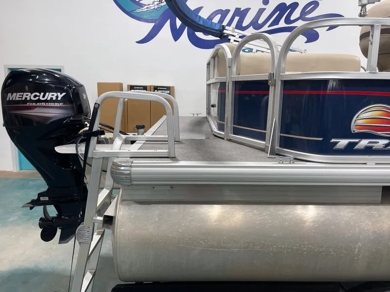 Slide: The Image of Sun Tracker PB 18 DLX 2019 - 10