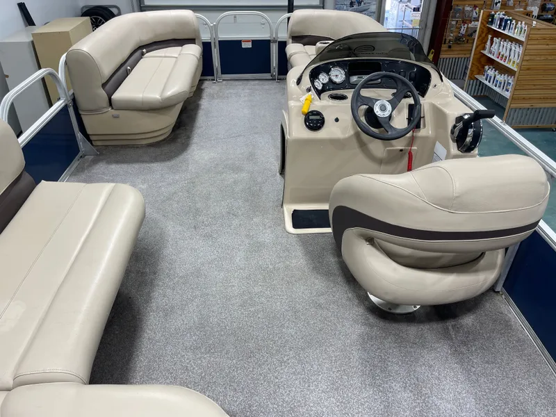 Slide: The Image of Sun Tracker PB 18 DLX 2019 - 12