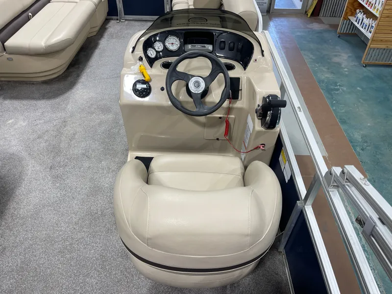 Slide: The Image of Sun Tracker PB 18 DLX 2019 - 13