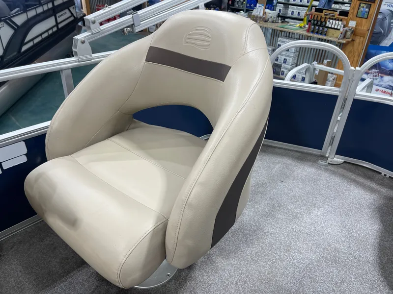 Slide: The Image of Sun Tracker PB 18 DLX 2019 - 14