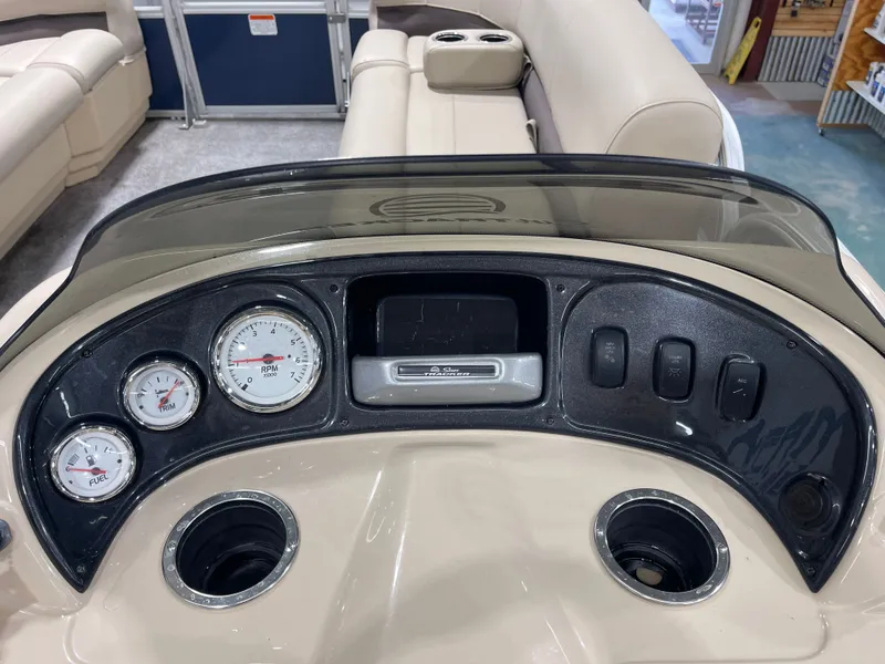 Slide: The Image of Sun Tracker PB 18 DLX 2019 - 15