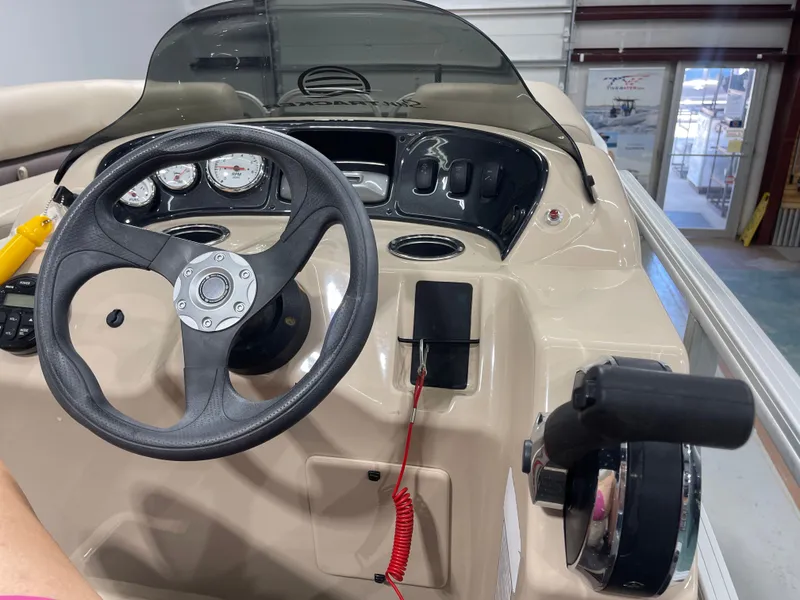 Slide: The Image of Sun Tracker PB 18 DLX 2019 - 16