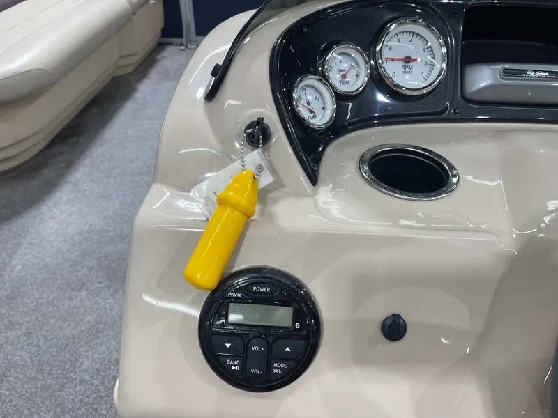 Slide: The Image of Sun Tracker PB 18 DLX 2019 - 17