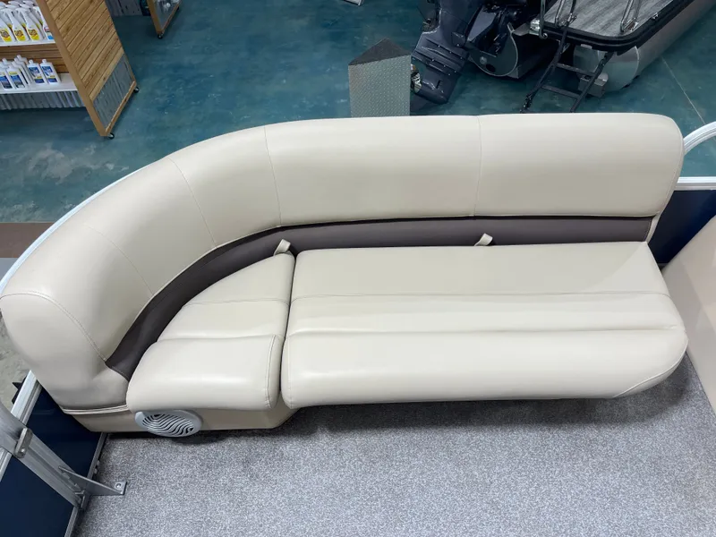 Slide: The Image of Sun Tracker PB 18 DLX 2019 - 19