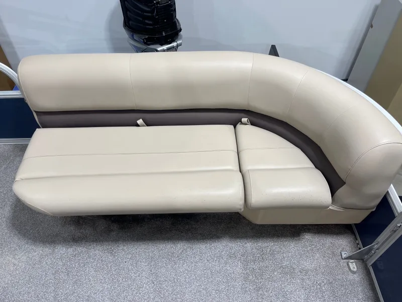 Slide: The Image of Sun Tracker PB 18 DLX 2019 - 21