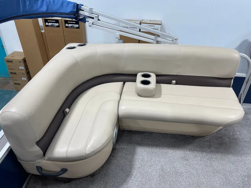 Slide: The Image of Sun Tracker PB 18 DLX 2019 - 22